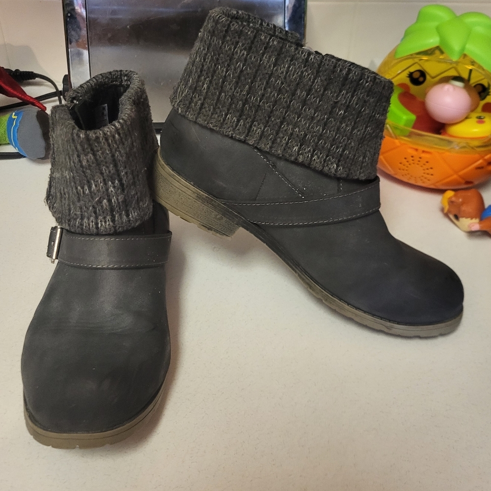 Womens rocket dog boots size 8.5